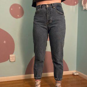 PULL & BEAR DISTRESSED HIGHRISE MOM JEANS